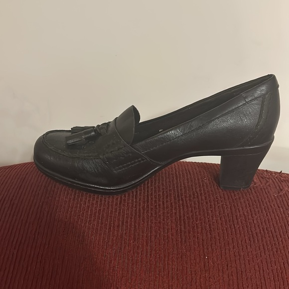 Croft & Barrow sole (sense)ability BLK heeled loafers w/front fringe tassels - Picture 5 of 8